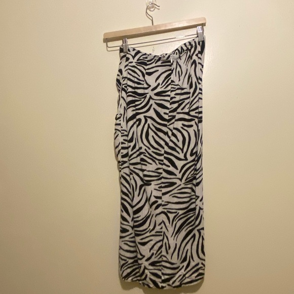 Zebra Print Black and White Women's Skirt. Size S . Style 8273/595/084 - Picture 5 of 10